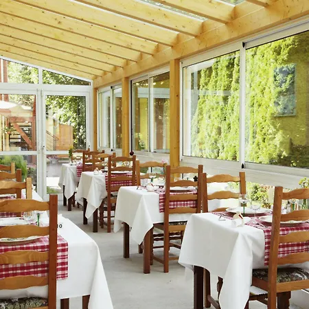 Logis Restaurant De La Poste Et De Montagne ル・ボノム