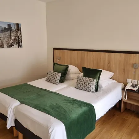 Logis Restaurant De La Poste Et De Montagne ル・ボノム
