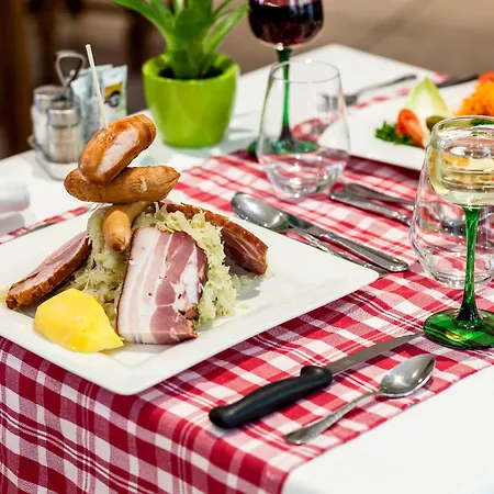 Logis Restaurant De La Poste Et De Montagne Otel Le Bonhomme